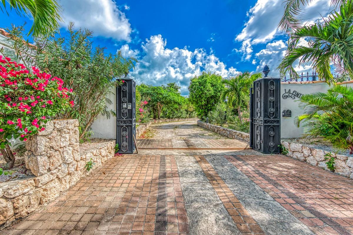 Villa rental Terres Basses St Martin - Driveway